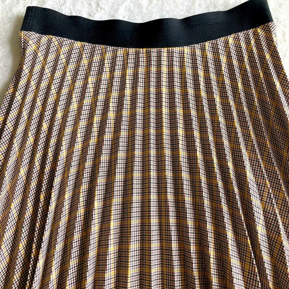 Bershka Plaid Pleated Skirt - Picture 2 of 4